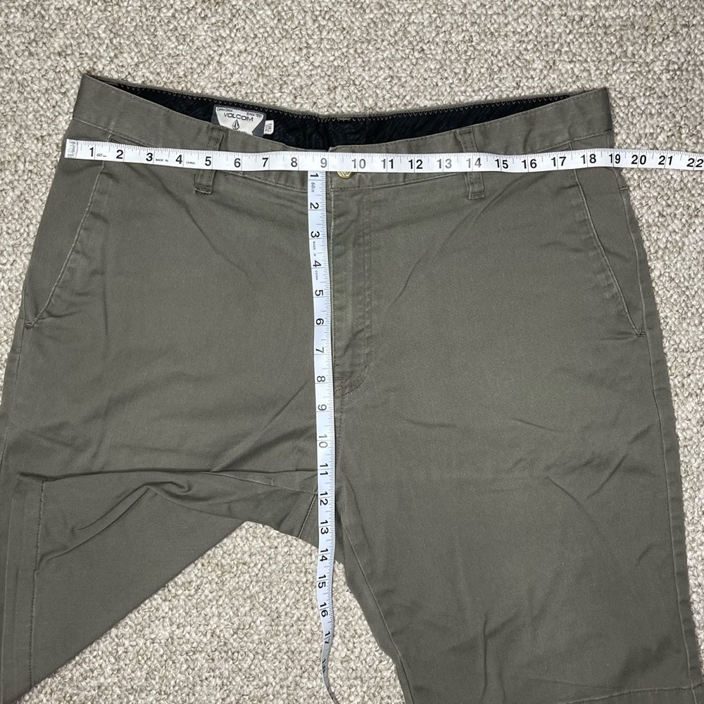 Volcom shorts - Picture 9 of 10